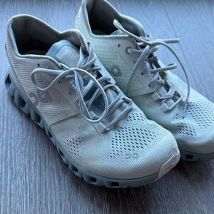 On cloud women’s sneaker size 8